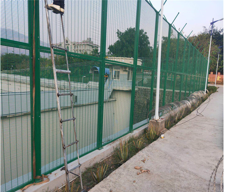 巡邏道頂部金屬隔離網圖片2