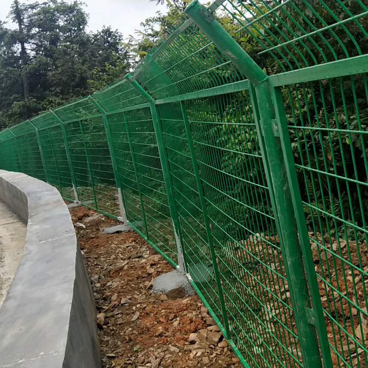 高速公路兩側(cè)防護(hù)隔離柵圖片2