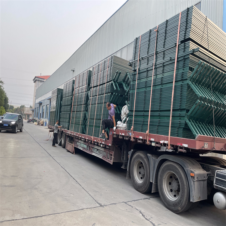 飛機(jī)場(chǎng)隔離柵圍界工程案例圖片4